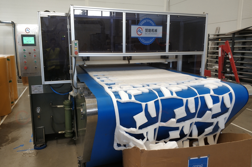 德阳输送带式汽车内饰成型裁断机