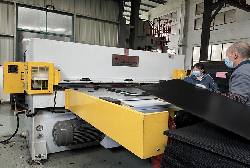 德阳汽车蜂窝板自动送料裁断机