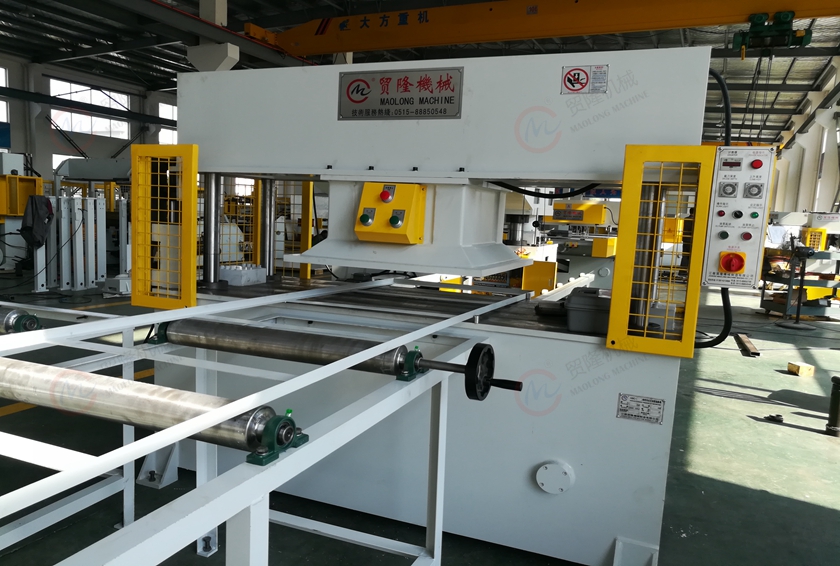 德阳领带移动头裁断机