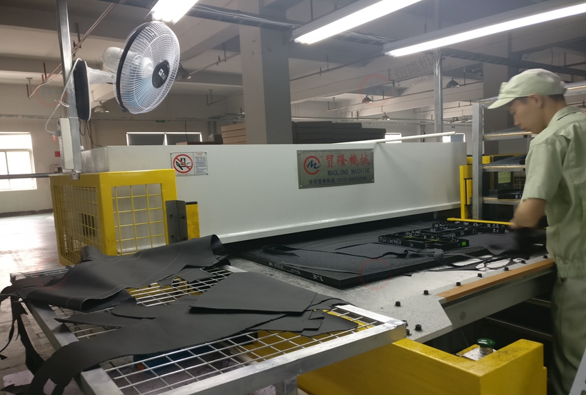 阳江汽车真皮座椅单工位自动送料裁断机