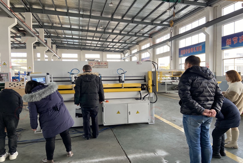 德阳快递箱追循箱物流中转箱热切定型裁断机