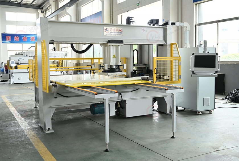 白银智能数控自动换刀裁断机