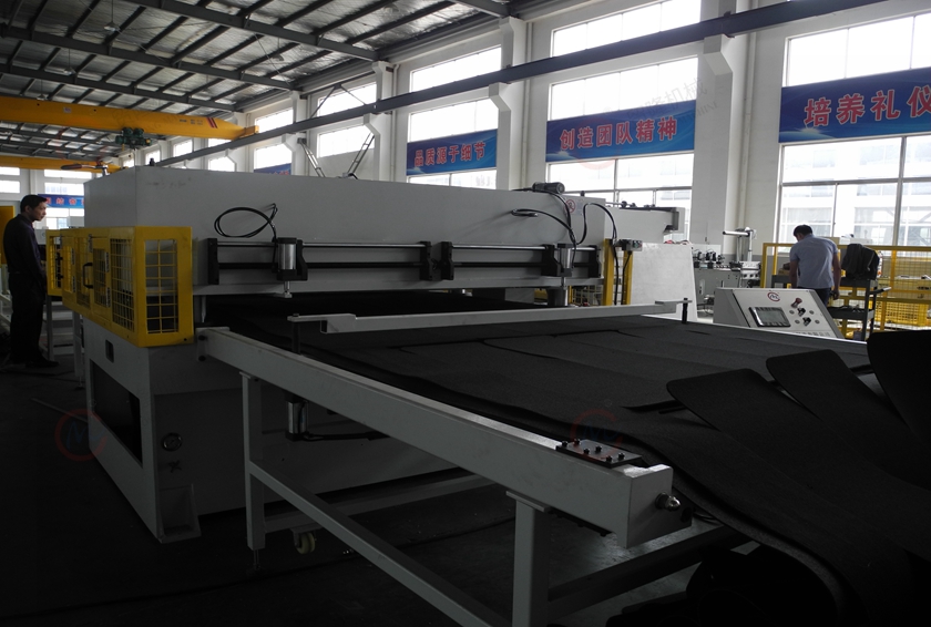 赤峰汽车无纺布工具包成型裁断机