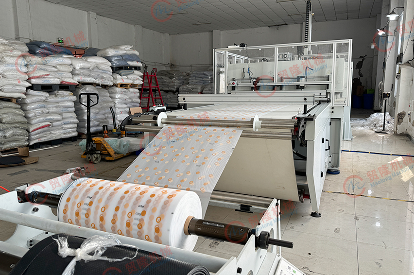 德阳全自动冰箱垫桌垫定位裁切机