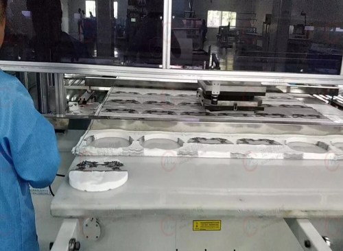 华体会体育网页版 全自动图案面膜成型裁断机